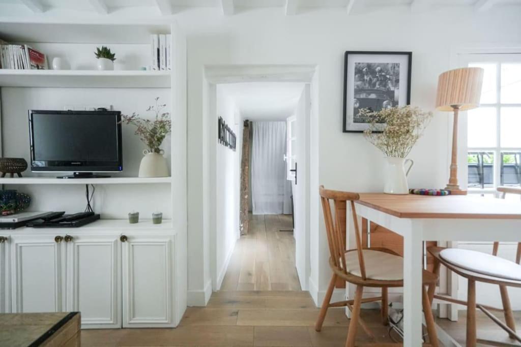 Exquisite In 3rd Apartment *