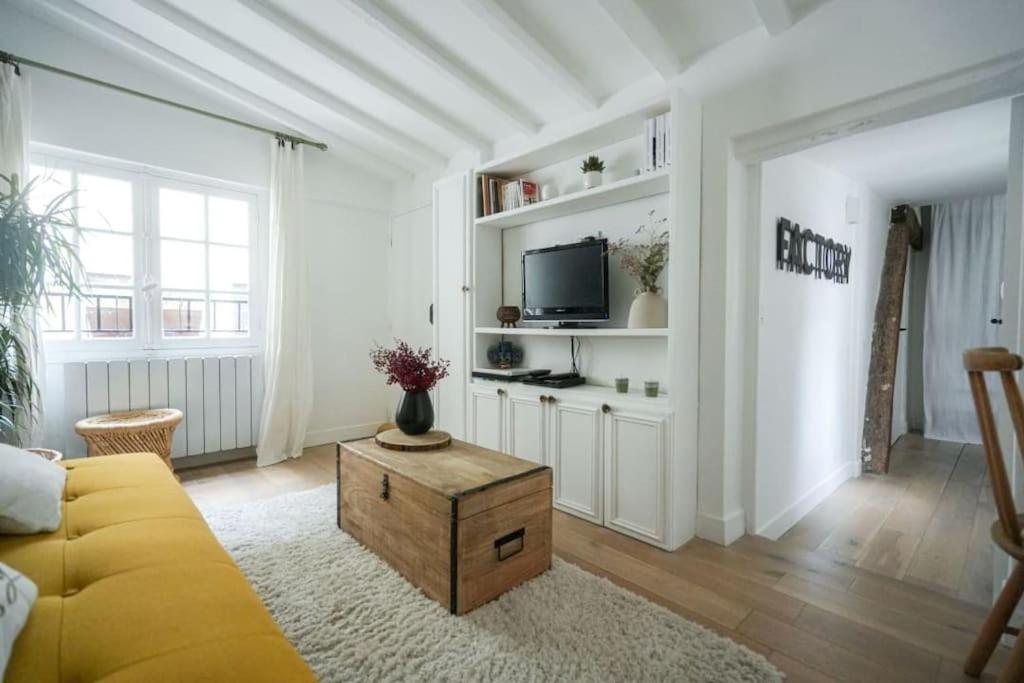 Exquisite In 3rd Apartment *